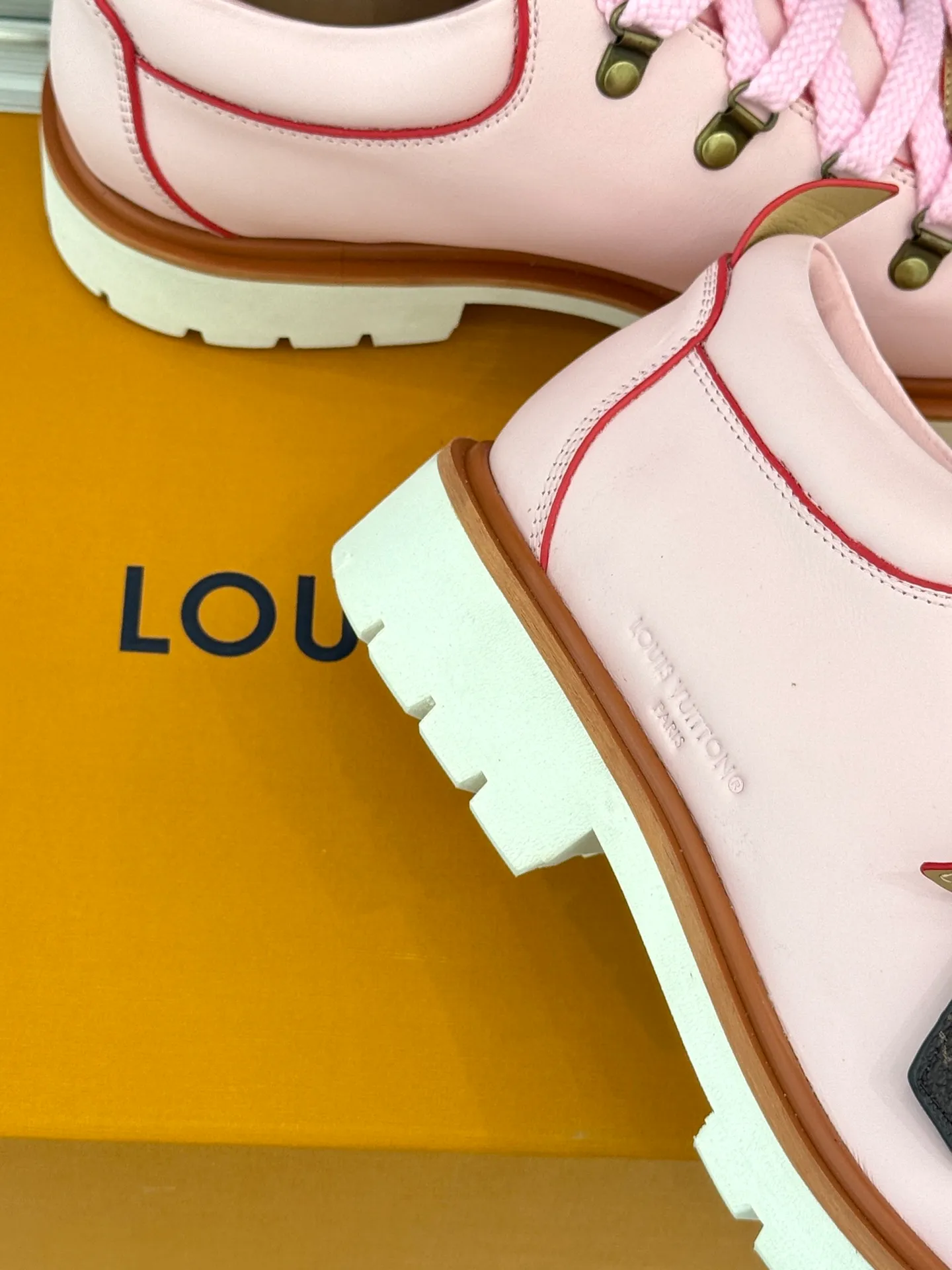 P720 LV Remix derby 25WF new product, the top version of couple's derby shoes, uses classic as the base color to reshape the fashion style✨ Various colors break the monotony. Black is cool, brown is retro, pink is sweet, and blue is fresh. Suitable for different styles of wear🎨 The delicate leather fits the foot shape and the shoelace details hide ingenuity. It is a fashion symbol of walking and steps on the forefront of the trend every step of the way. Start your own style journey🚶‍♀️ The fabric is made of first-layer cowhide, the inner pads are all sheepskin, the original molded custom TPU non-slip outsole size: Female: 35-41 (40/41 customized) Male: 39-46 (45/46 customized)